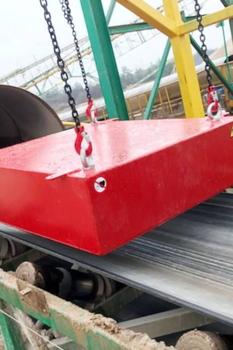 Placă magnetică DND-MC deasupra transportorului cu bandă de piatră de var, înaintea concasorului primar