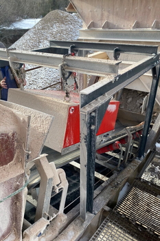 Placă magnetică DND-AC deasupra transportorului cu bandă – concasarea pietrei de var în fabrica de ciment