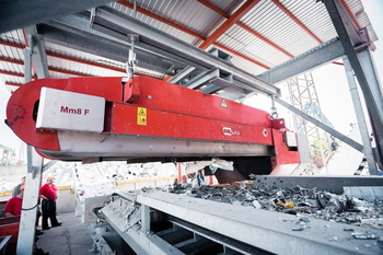Placă magnetică cu autocurățare DND-AC Mm8 F TIGER – separarea primară a fierului pe banda transportoare