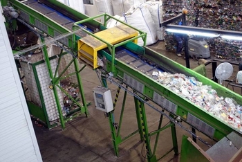 Separarea metalelor pe o linie de sortare a deșeurilor municipale