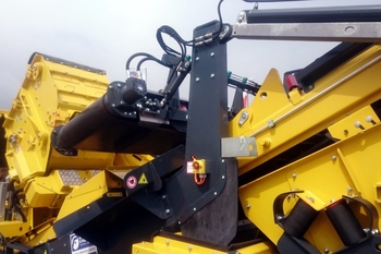 Placă magnetică autocurățătoare JACKAL pe un concasor mobil în carieră