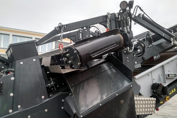 Placă magnetică autocurățătoare JACKAL pe un concasor mobil în carieră