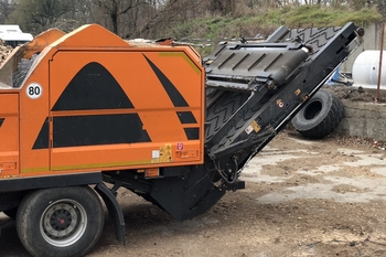 Placă magnetică autocurățătoare JACKAL pe un concasor mobil în carieră