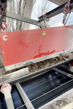 Placă magnetică DND-AC deasupra transportorului cu bandă – protecția concasorului de agregate în carieră