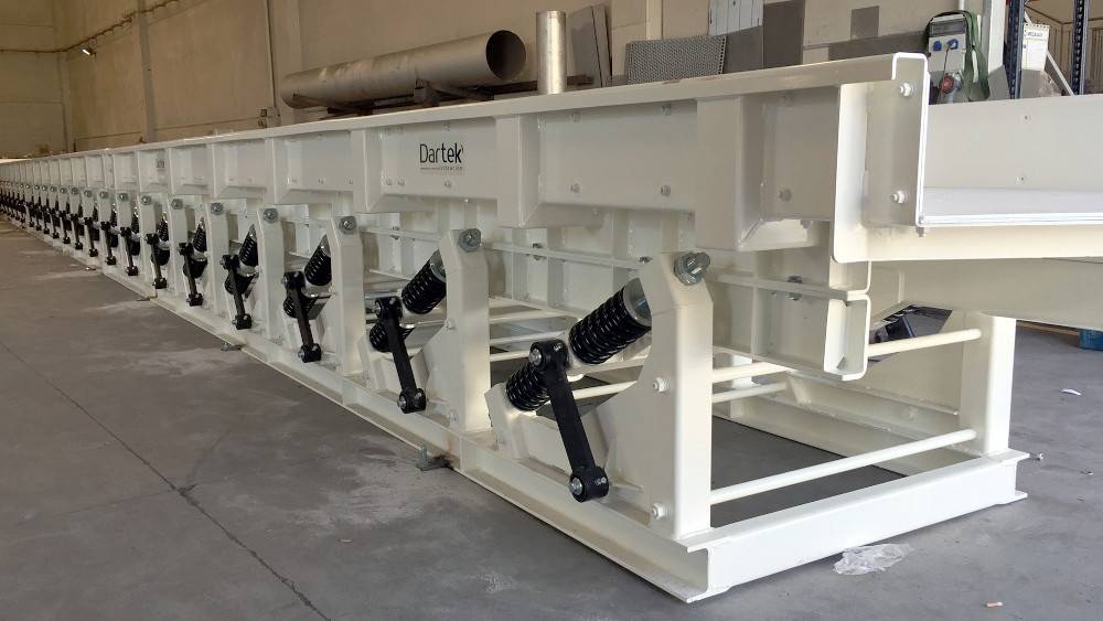 Transportor vibrant cu frecvență naturală