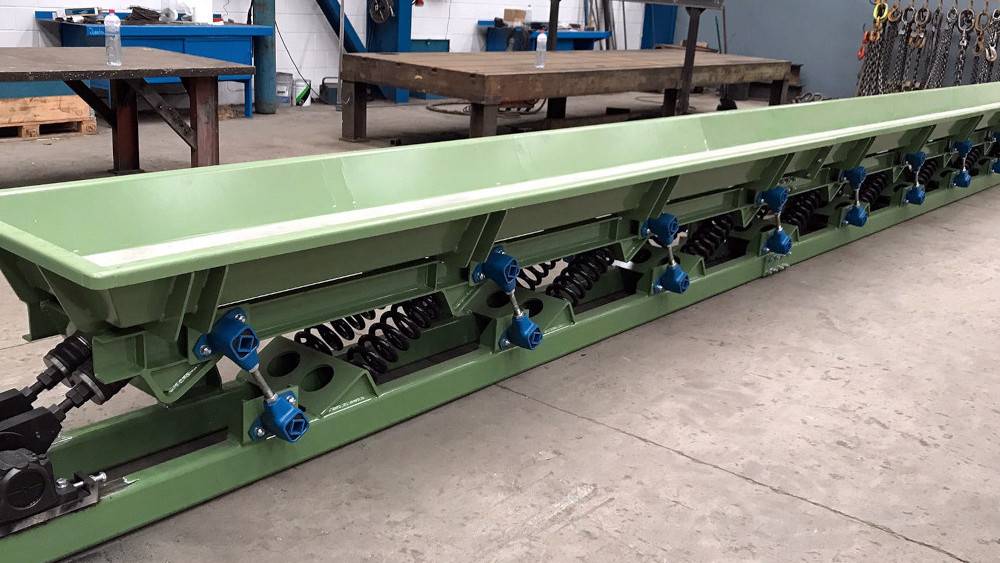 Transportor vibrant cu frecvență naturală