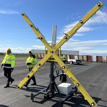 Mobilní světelný kříž pro označení uzavření letištní dráhy FIREFLY