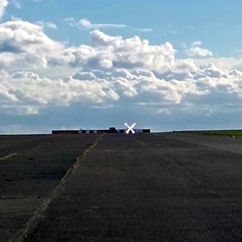 Mobilní světelný kříž pro označení uzavření letištní dráhy FIREFLY