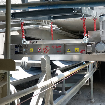 Separatorul magnetic cu banda si curățare automată DND-AC